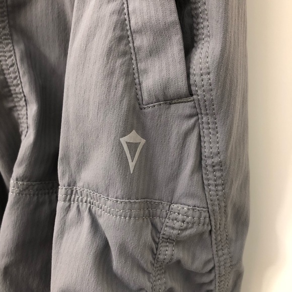 *Small flaw Ivivva by Lululemon Live to Move crop - Picture 9 of 12